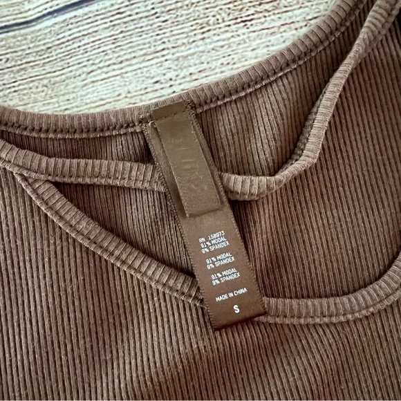 Skims Cutout Ribbed Tank - Picture 3 of 7